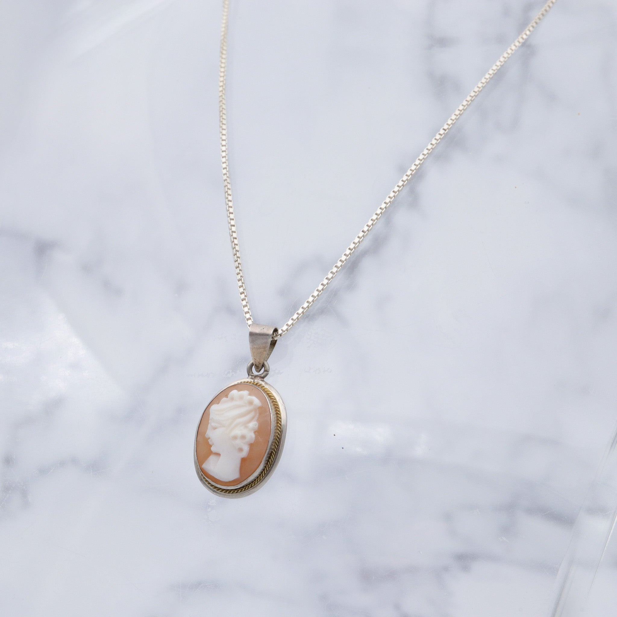 Vintage sterling shell cameo pendant necklace, 18"